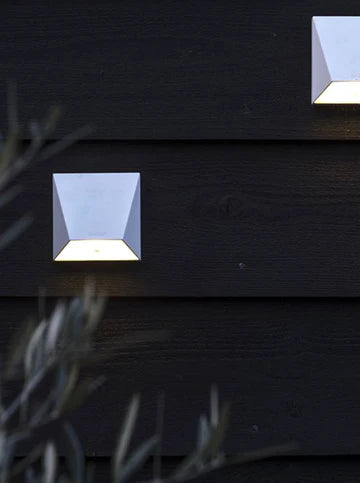 WEDGE WHITE ‒ 3.9" White LED Deck Post Light